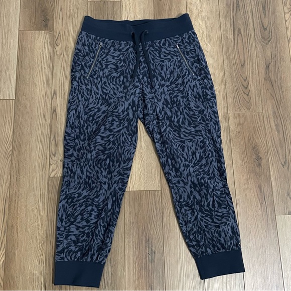 Athleta Trekkie North Printed Crop‎ 23” Jogger - Picture 2 of 10